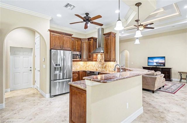 672 Fairway TER, Naples, FL 34103