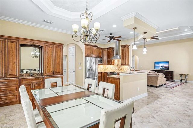 672 Fairway TER, Naples, FL 34103