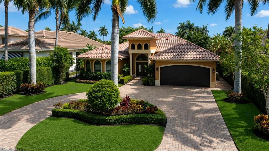 672 Fairway TER, Naples, FL 34103