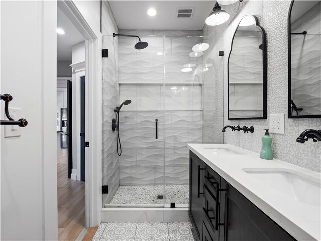 2330 W 29th Place, Los Angeles, CA 90018