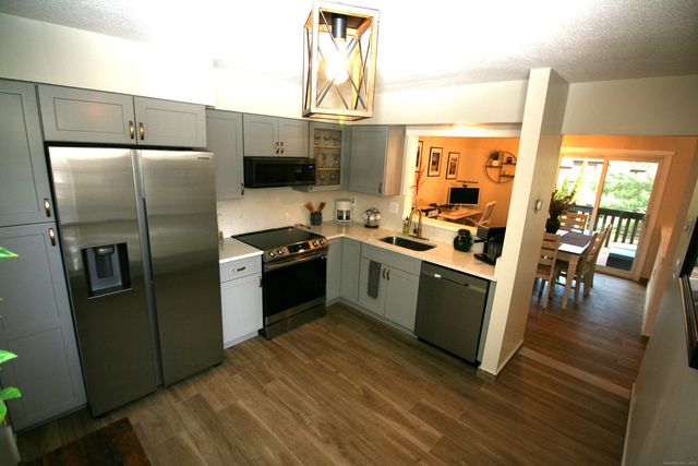 7 Twin Oak Court 7, Avon, CT 06001