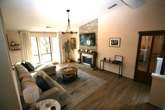 7 Twin Oak Court 7, Avon, CT 06001