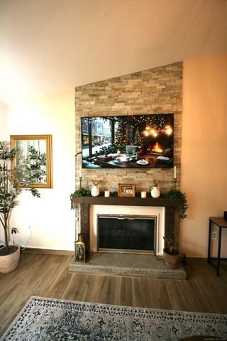 7 Twin Oak Court 7, Avon, CT 06001