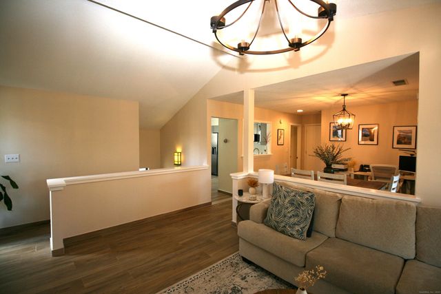 7 Twin Oak Court 7, Avon, CT 06001