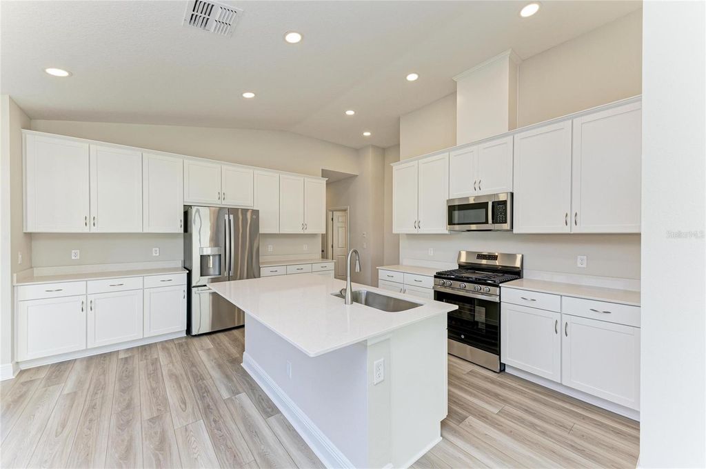 Image 11 of property listing at 12350 OAK HILL WAY, Parrish, FL 34219