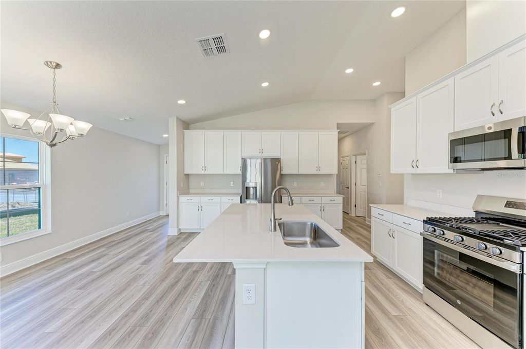 Image 12 of property listing at 12350 OAK HILL WAY, Parrish, FL 34219