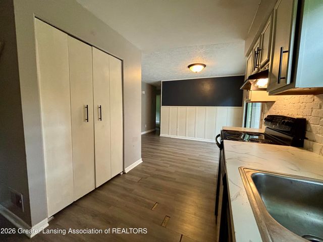2916 Viking Street, Lansing, MI 48911