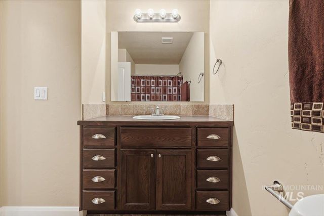5020 W Los Flores St, Meridian, ID 83646