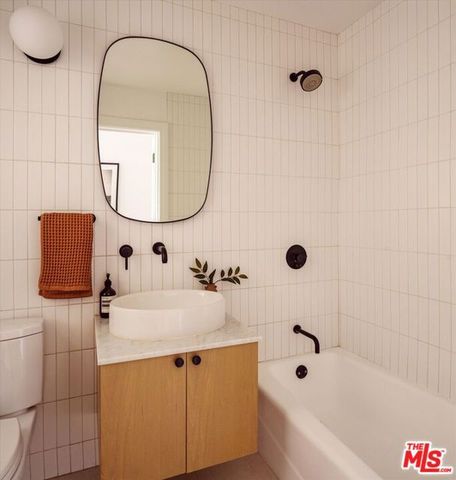 852 Hyperion Avenue, Los Angeles, CA 90029