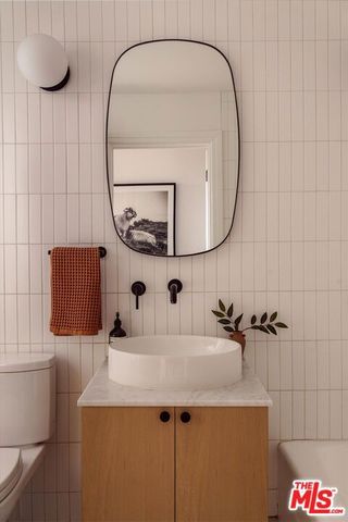 852 Hyperion Avenue, Los Angeles, CA 90029