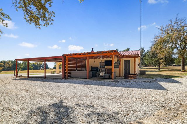 595 Navajo Road, Whitesboro, TX 76273