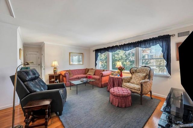 18 Hillcrest Street, Huntington, NY 11743