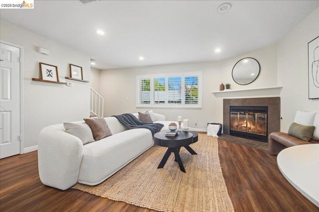 163 N Parkwood AVE APT 3, Pasadena, CA 91107