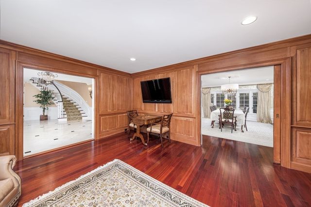 568 Wellesley St, Weston, MA 02493