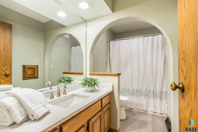 6101 W Sioux K Ct Court, Sioux Falls, SD 57106