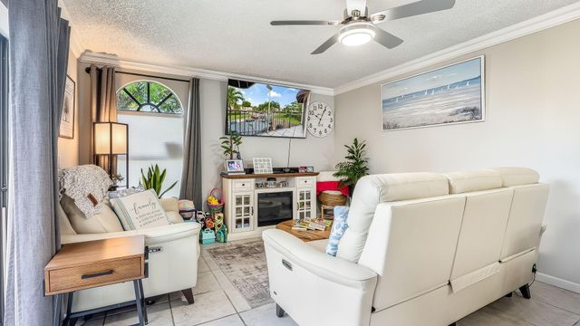 4005 VILLAGE Drive A, Delray Beach, FL 33445