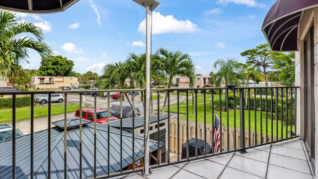 4005 VILLAGE Drive A, Delray Beach, FL 33445