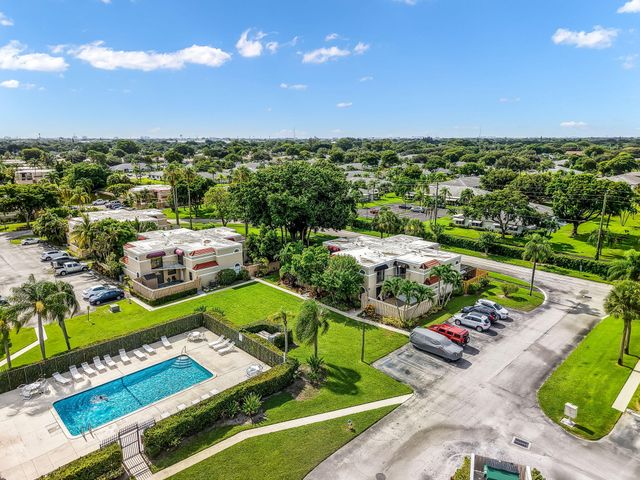 4005 VILLAGE Drive A, Delray Beach, FL 33445