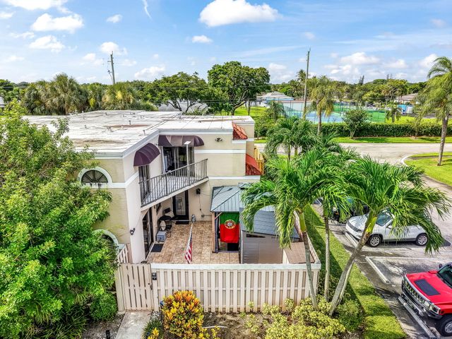 4005 VILLAGE Drive A, Delray Beach, FL 33445