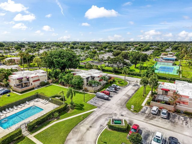 4005 VILLAGE Drive A, Delray Beach, FL 33445