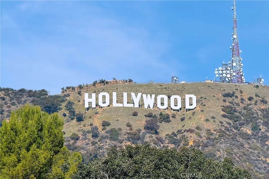 6428 W Rodgerton, Los Angeles, CA 90068