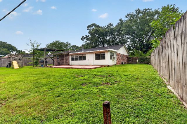 9915 Forest Hollow Drive, Baytown, TX 77521