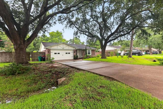 9915 Forest Hollow Drive, Baytown, TX 77521