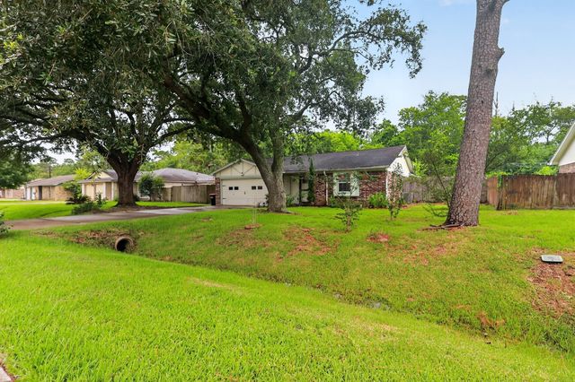 9915 Forest Hollow Drive, Baytown, TX 77521