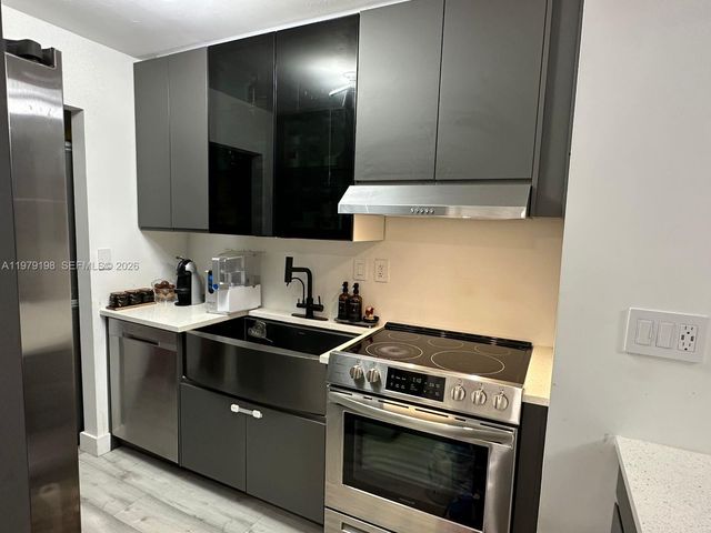 931 NE 199th St 102-22, Miami, FL 33179