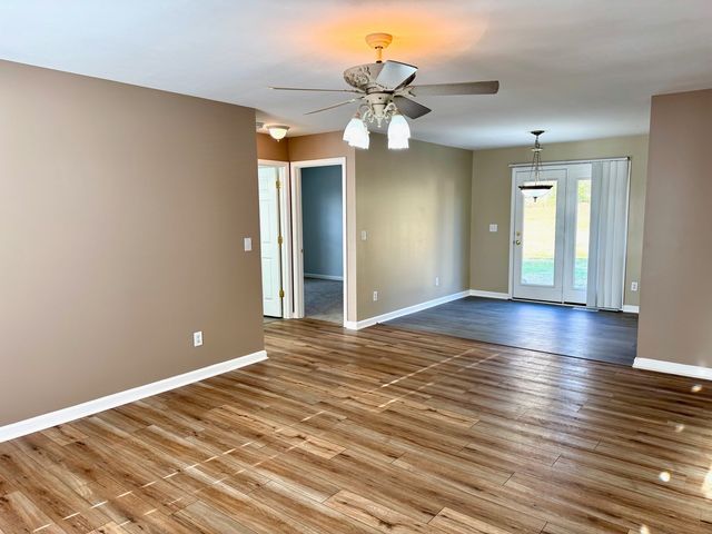 828 Mulberry Dr, Columbia, TN 38401