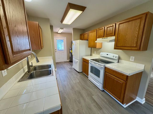 828 Mulberry Dr, Columbia, TN 38401