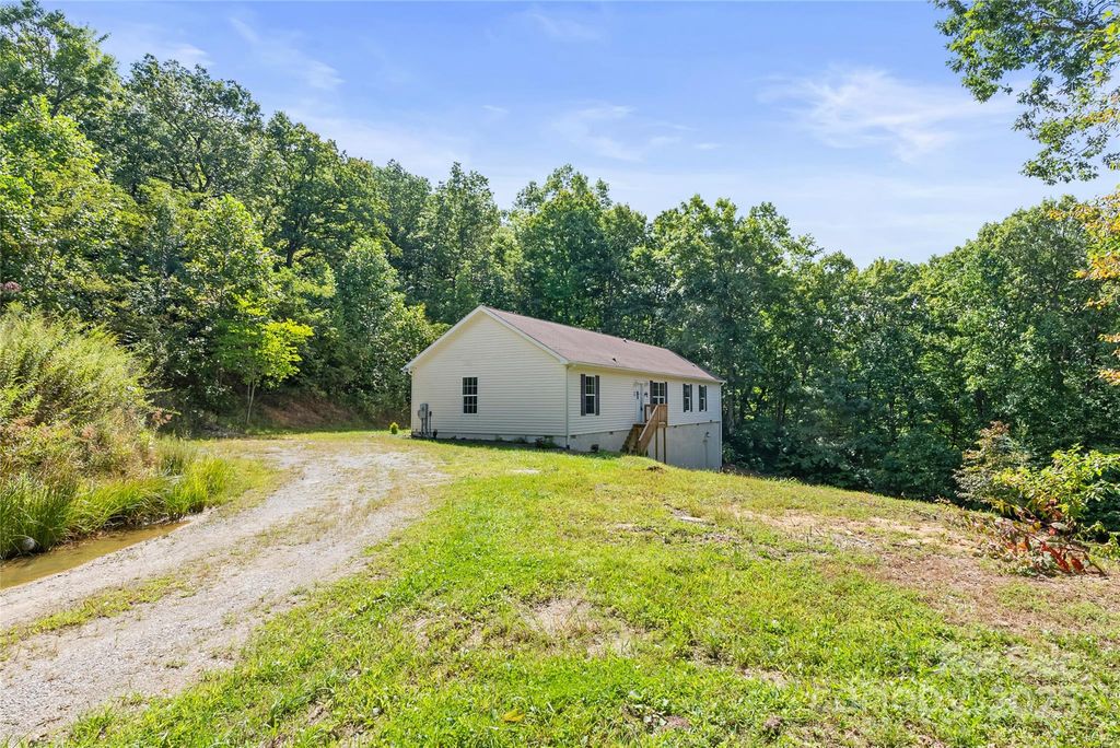 47 Red Valley Road, Penrose, NC 28766