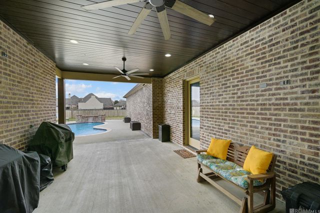 36528 Royal Oak Dr, Prairieville, LA 70769