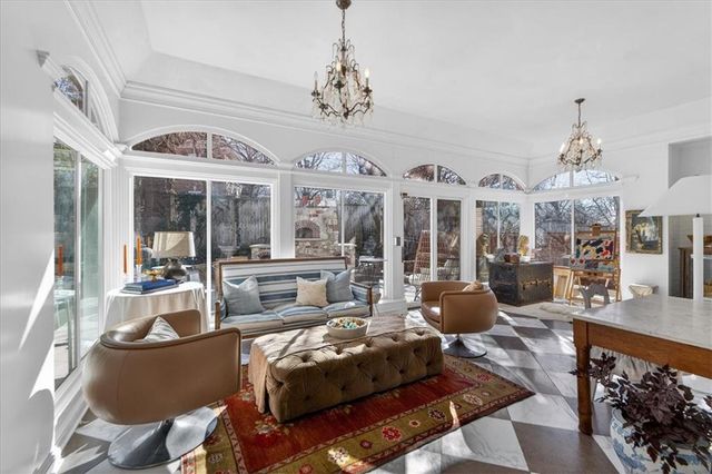 5353 Sunset Drive, Kansas City, MO 64112