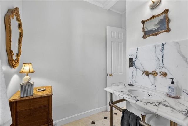 5353 Sunset Drive, Kansas City, MO 64112