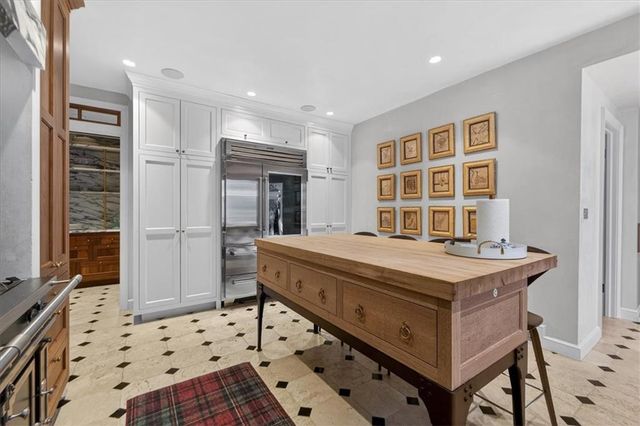 5353 Sunset Drive, Kansas City, MO 64112