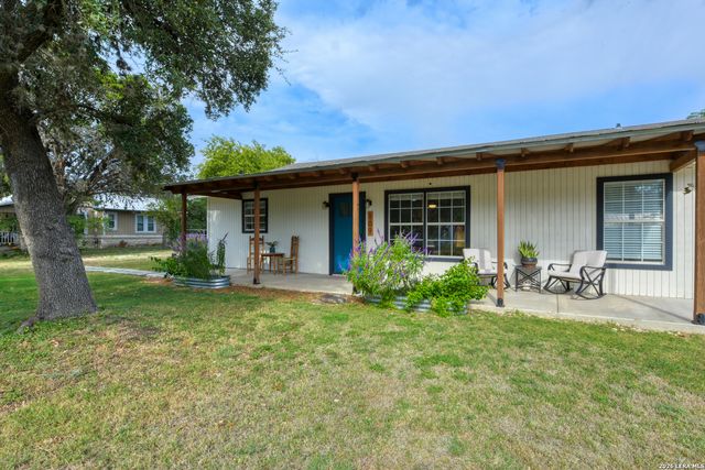 109 Hilltop Dr E, Kerrville, TX 78028