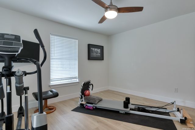 109 Hilltop Dr E, Kerrville, TX 78028