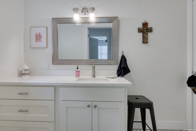 109 Hilltop Dr E, Kerrville, TX 78028