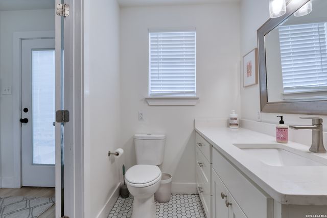 109 Hilltop Dr E, Kerrville, TX 78028