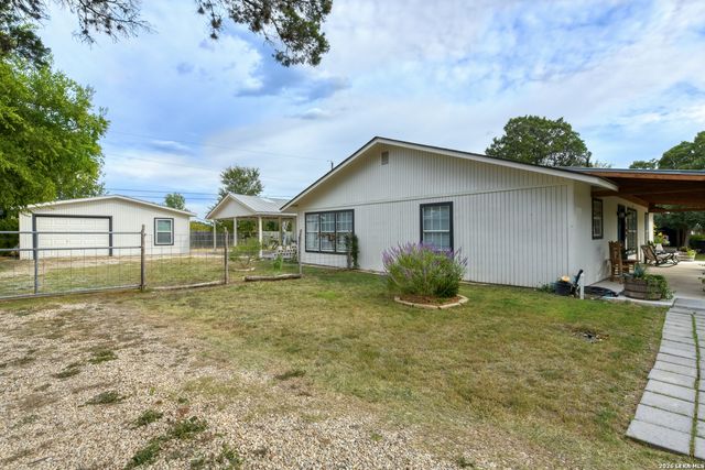 109 Hilltop Dr E, Kerrville, TX 78028