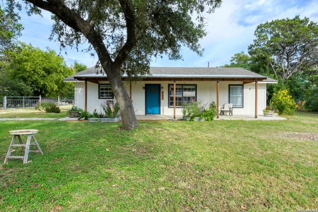 109 Hilltop Dr E, Kerrville, TX 78028