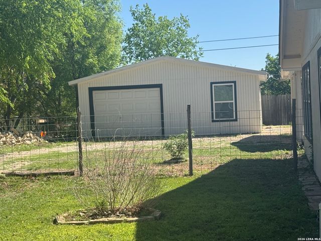 109 Hilltop Dr E, Kerrville, TX 78028