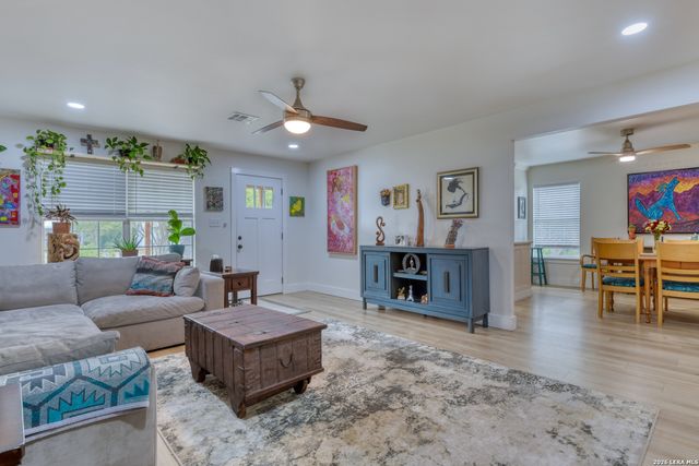 109 Hilltop Dr E, Kerrville, TX 78028