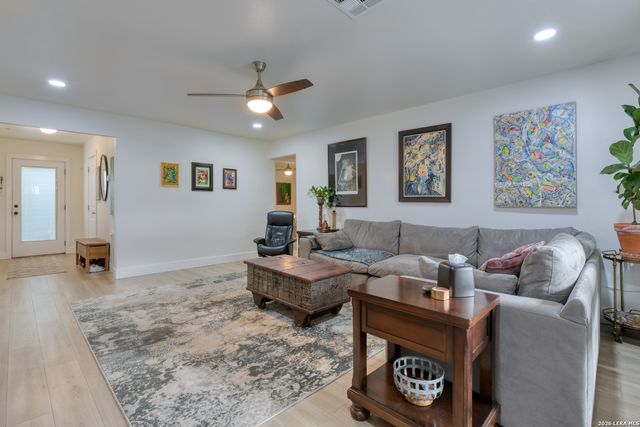 109 Hilltop Dr E, Kerrville, TX 78028