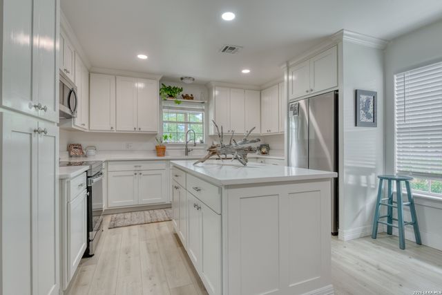 109 Hilltop Dr E, Kerrville, TX 78028