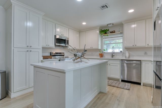 109 Hilltop Dr E, Kerrville, TX 78028