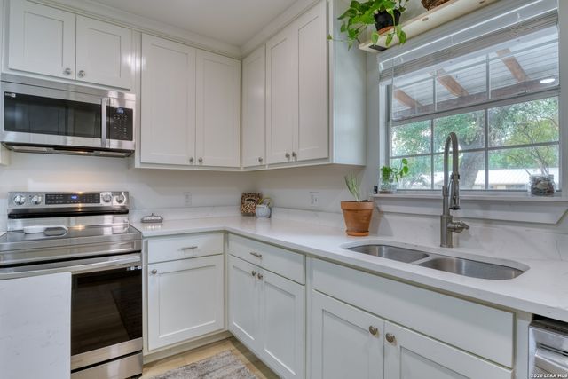 109 Hilltop Dr E, Kerrville, TX 78028