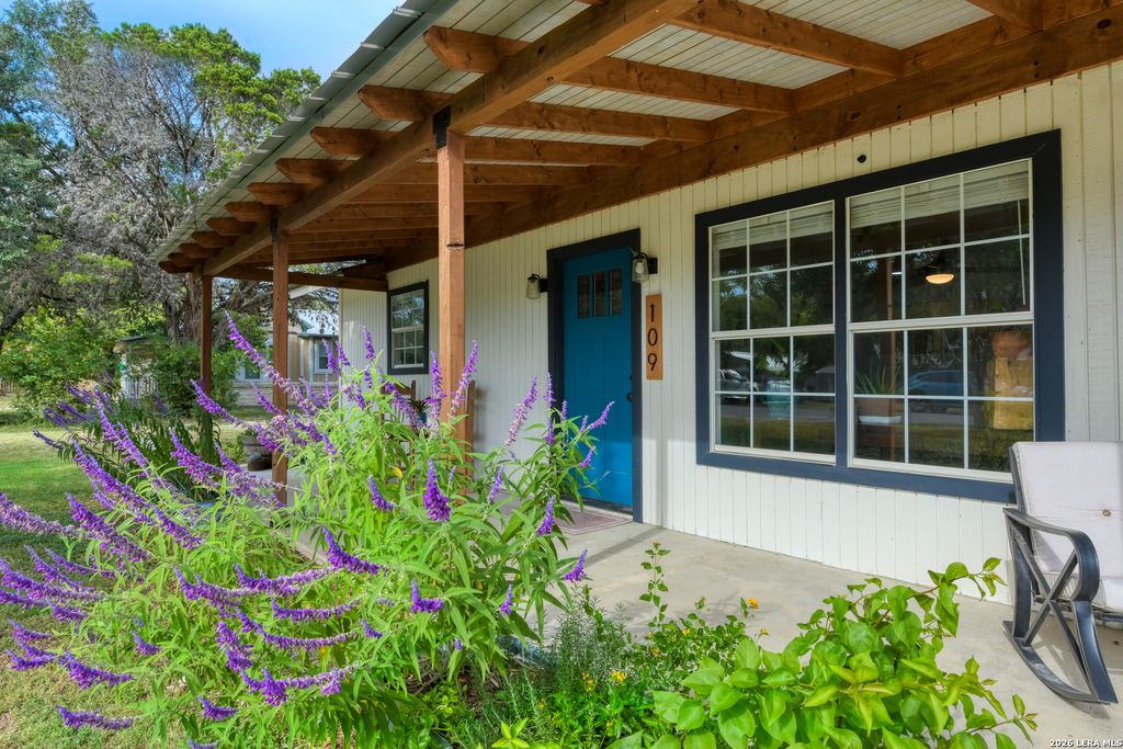 109 Hilltop Dr E, Kerrville, TX 78028