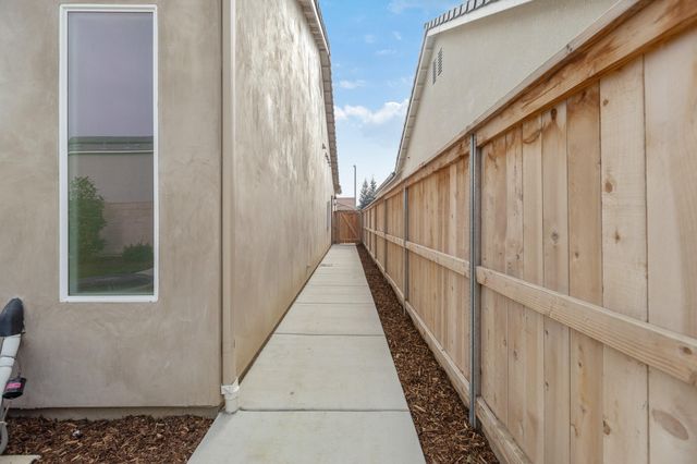 3136 E Beech Court, Visalia, CA 93292